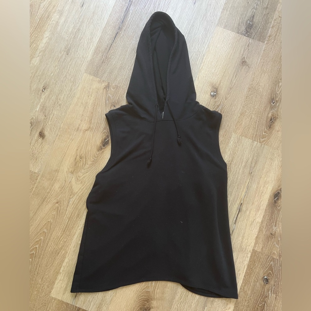 LIVE LOVE DREAM Cutoff Hooded Top With Open Back Slit
